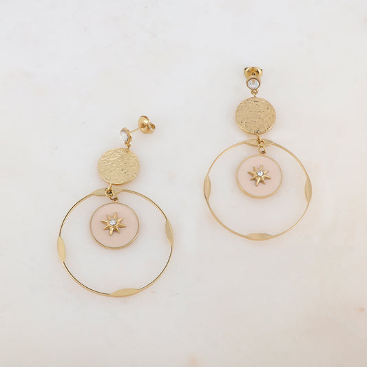 B.O à puce avec pièce ronde martelée, anneau, pièce ronde émaillée, étoile et strass 3,7 x 6,2 cm