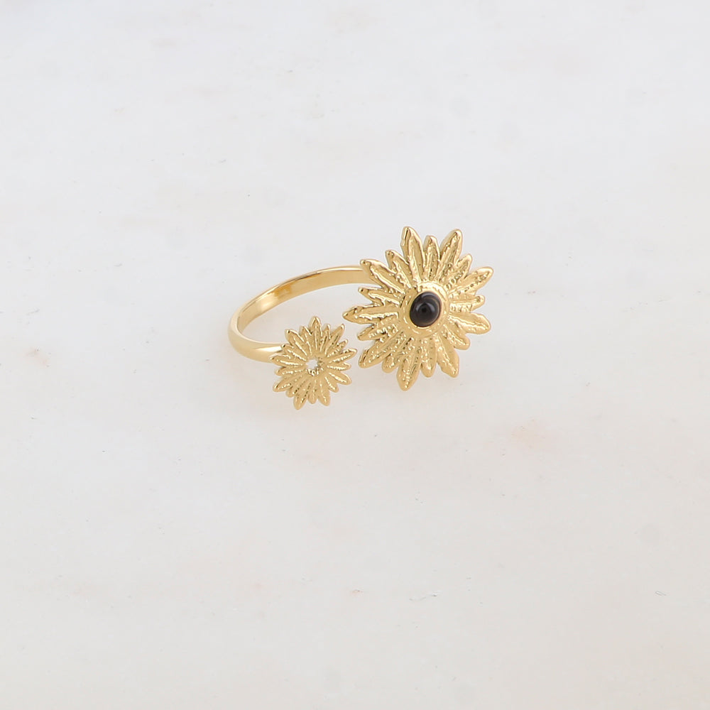 Bague embellie de 2 fleurs et pierre naturelle