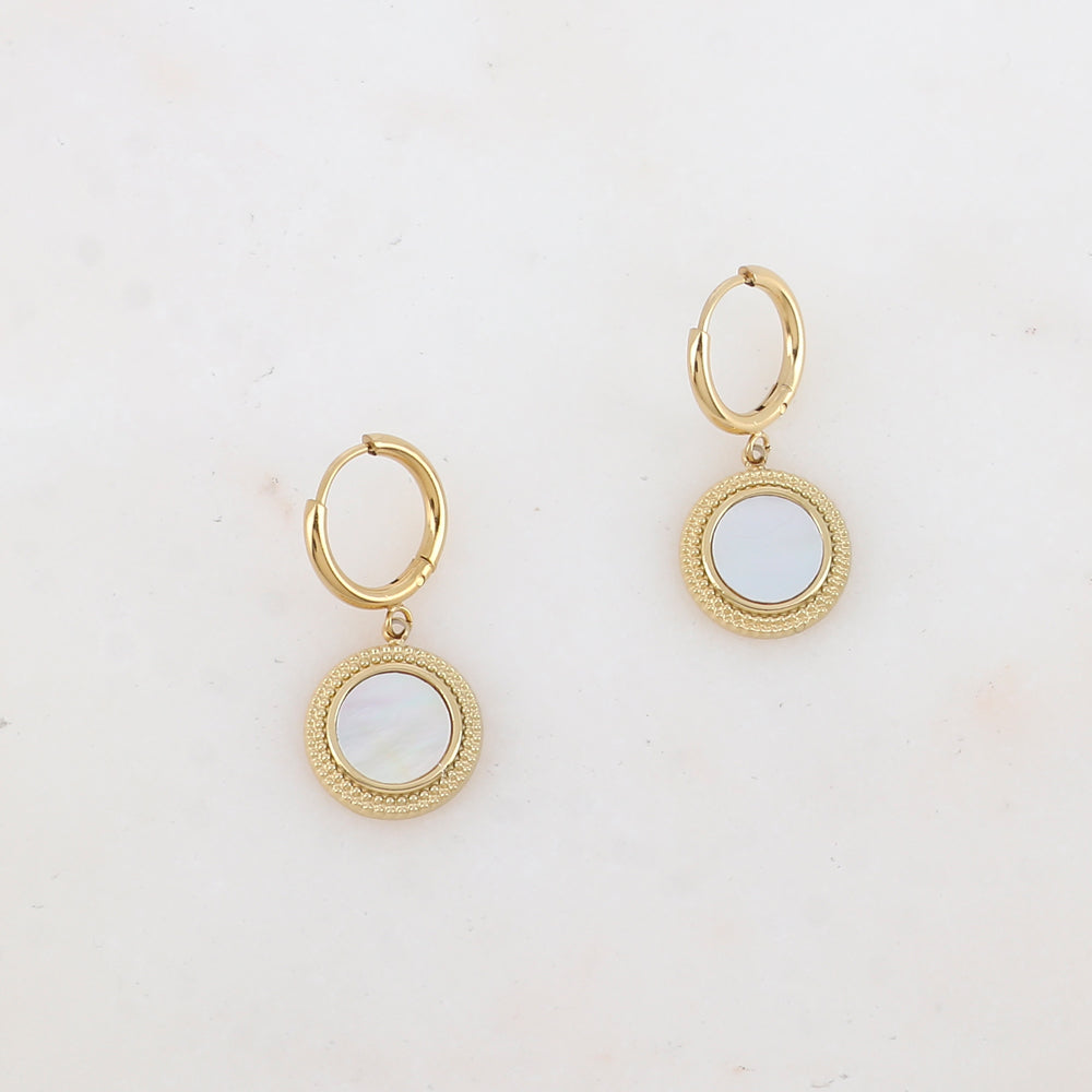 Créoles avec pampille ronde et nacre blanche 1,2 x 2,8 cm.