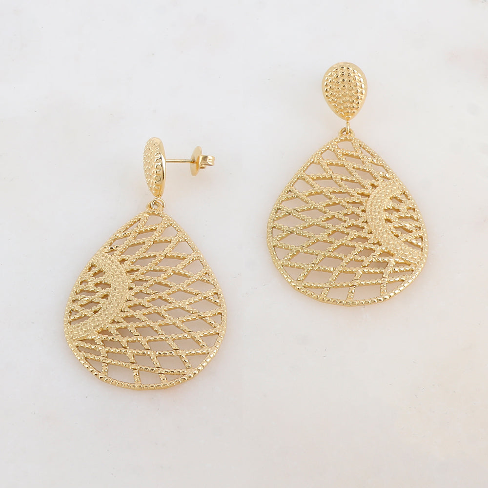 B.O à puce avec pendant ajouré de façon graphique 3 x 5,6 cm.