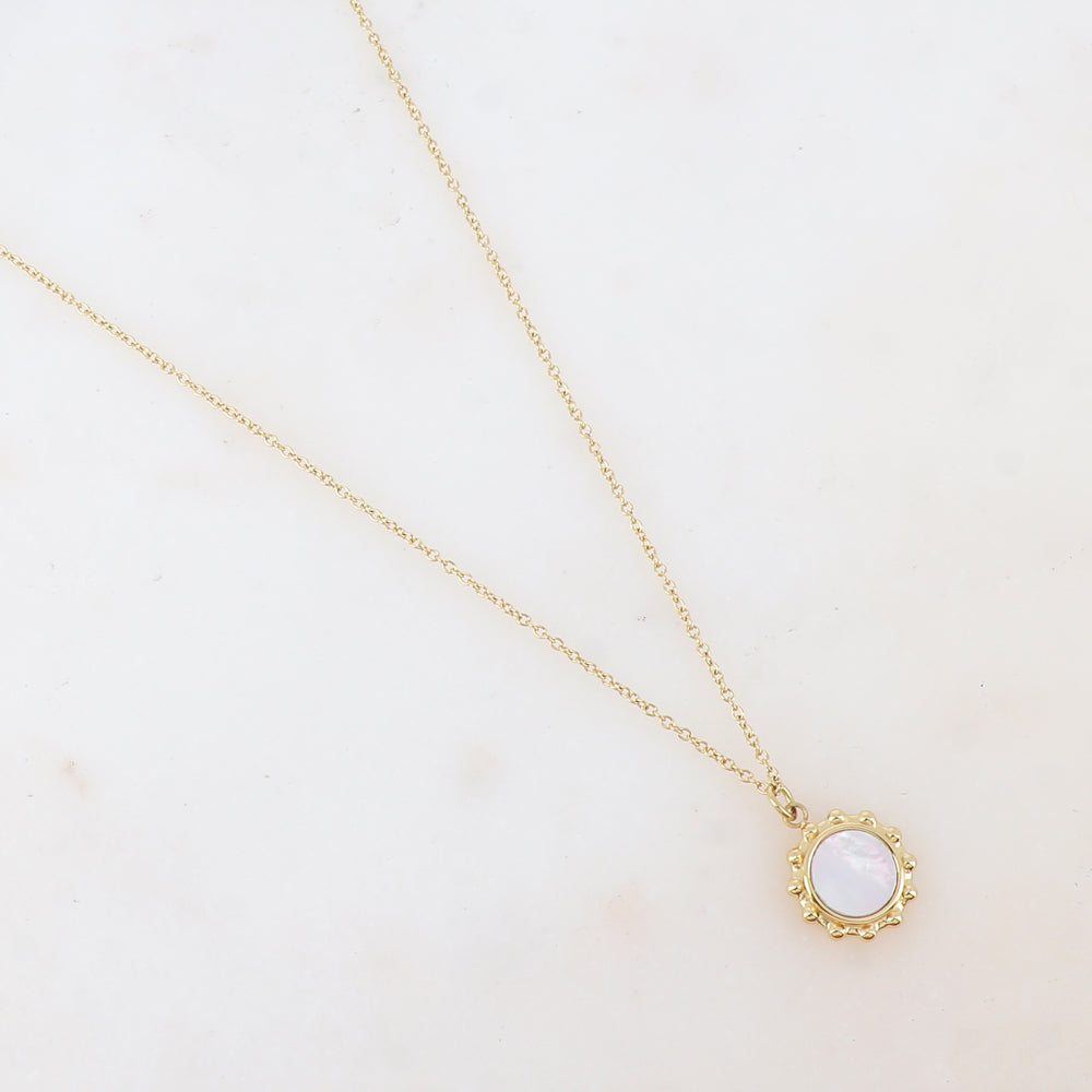 Collier avec pendentif rond orné d'une nacre blanche (40+5CM)