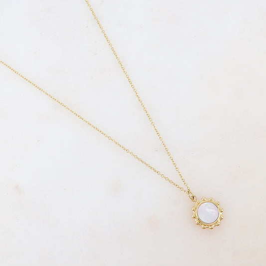 Collier avec pendentif rond orné d'une nacre blanche (40+5CM)