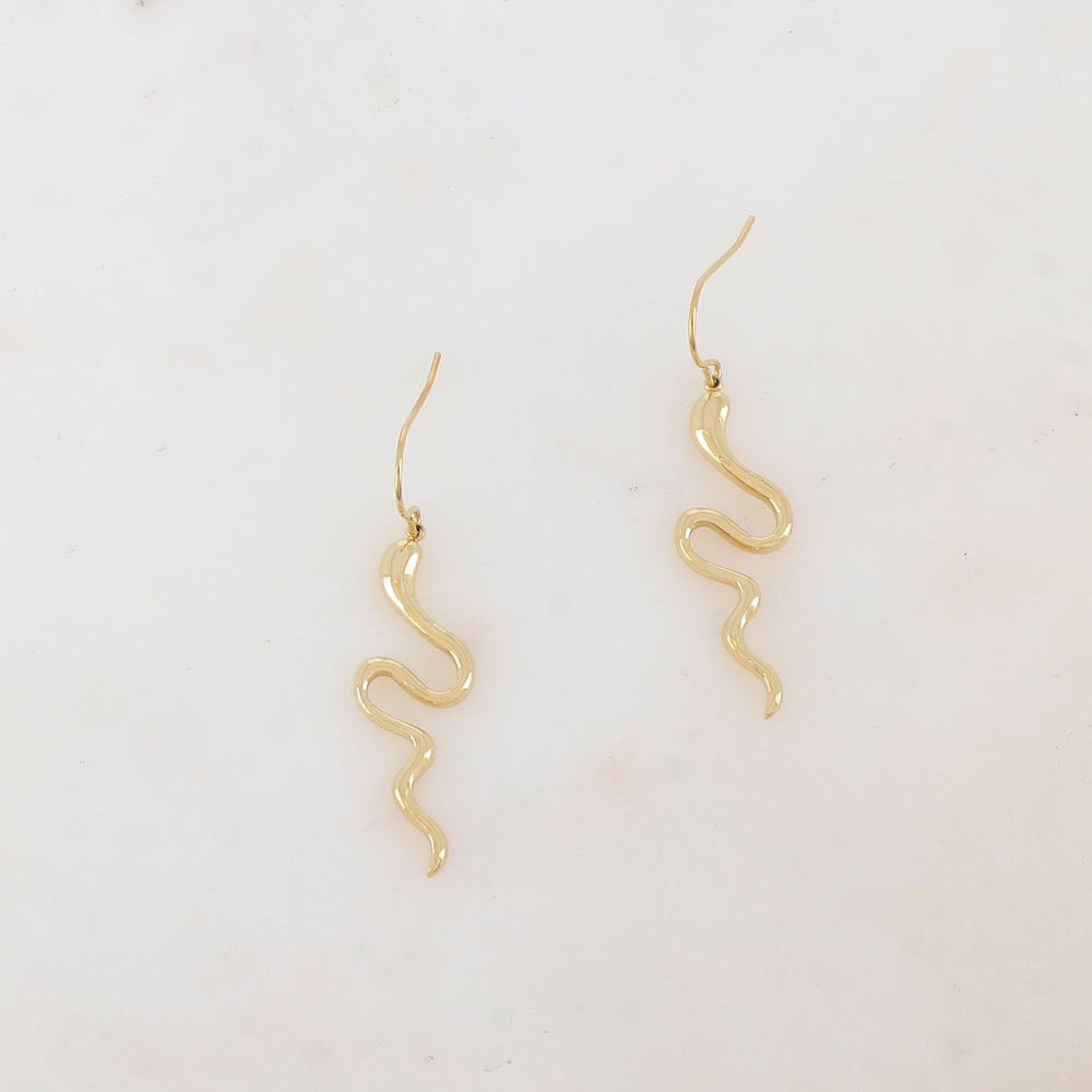 B.O à crochet avec pendant serpent 1,1 x 4,6 cm.
