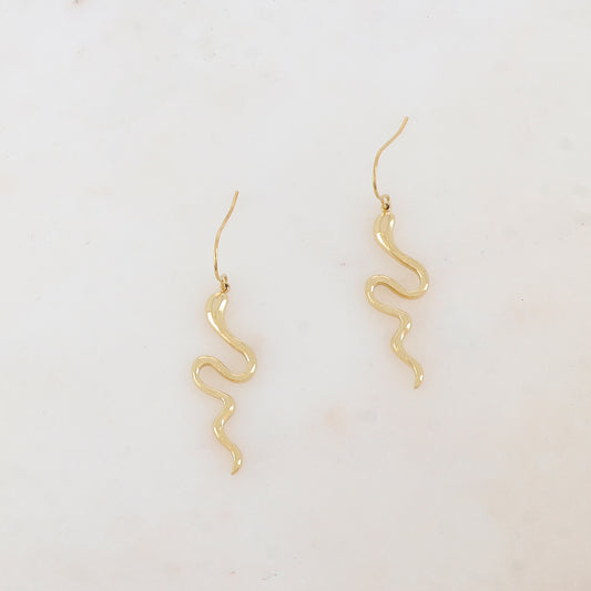 B.O à crochet avec pendant serpent 1,1 x 4,6 cm.