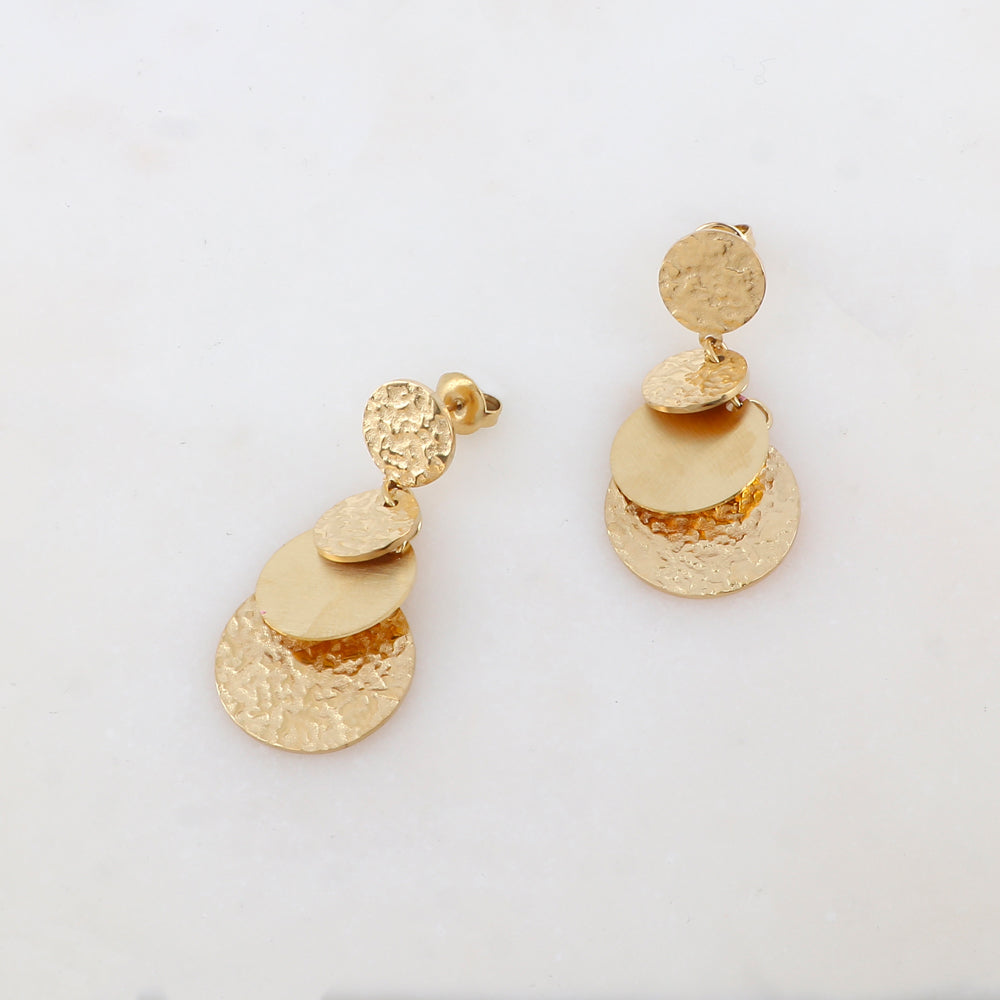 B.O à puce avec 3 pièces rondes martelées et 1 pièce ronde émaillée 1,8 x 4,1 cm.