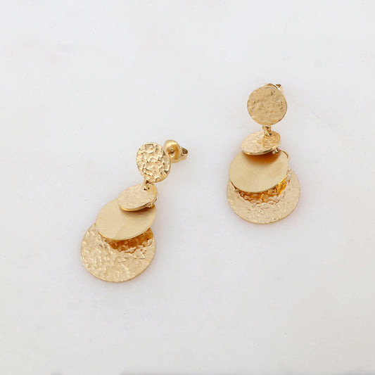 B.O à puce avec 3 pièces rondes martelées et 1 pièce ronde émaillée 1,8 x 4,1 cm.