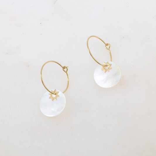 Créoles avec nacre et étoile 1,85 x 3,1 cm.