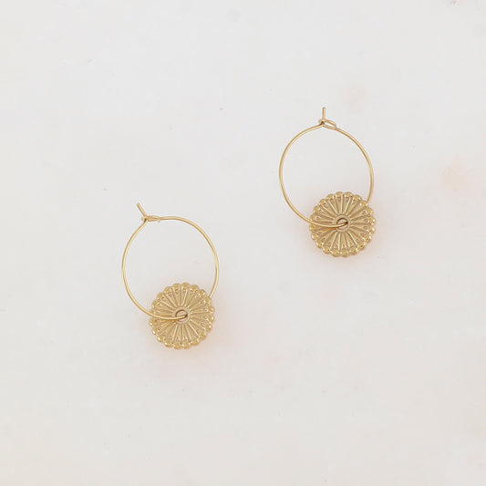 Créoles pendantes avec pampille ronde ajourée et texturée 1,5 x 2 CM.