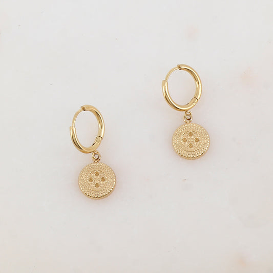 Créoles pendantes avec pampille ronde texturée 1,2 x 2,4 cm.