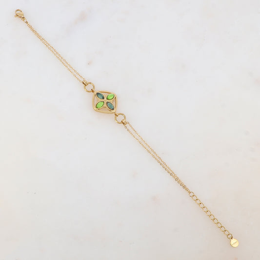 Bracelet avec deux anneaux ronds, un anneau carré et quatre pâtes de verre ovales