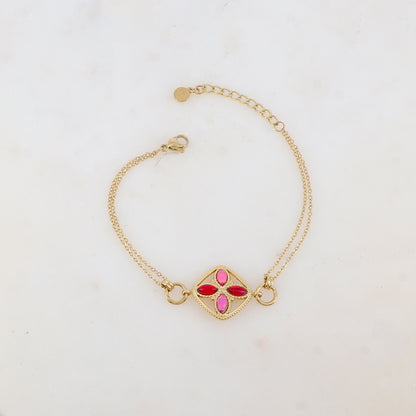Bracelet avec deux anneaux ronds, un anneau carré et quatre pâtes de verre ovales