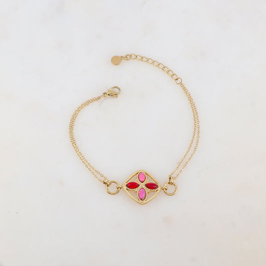 Bracelet avec deux anneaux ronds, un anneau carré et quatre pâtes de verre ovales