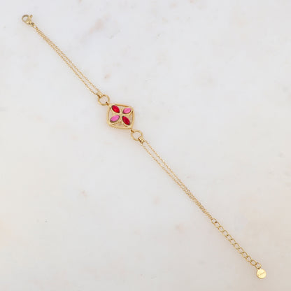 Bracelet avec deux anneaux ronds, un anneau carré et quatre pâtes de verre ovales