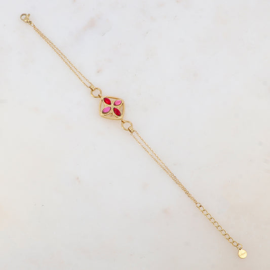 Bracelet avec deux anneaux ronds, un anneau carré et quatre pâtes de verre ovales