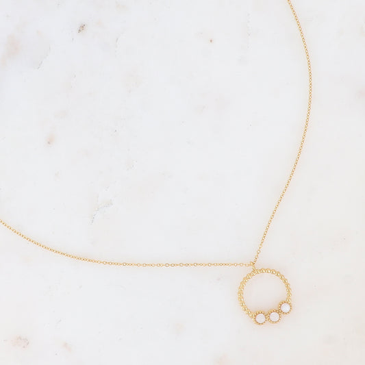Collier avec pendentif rond et 3 petites pierres naturelles en jade blanche 38+7 cm