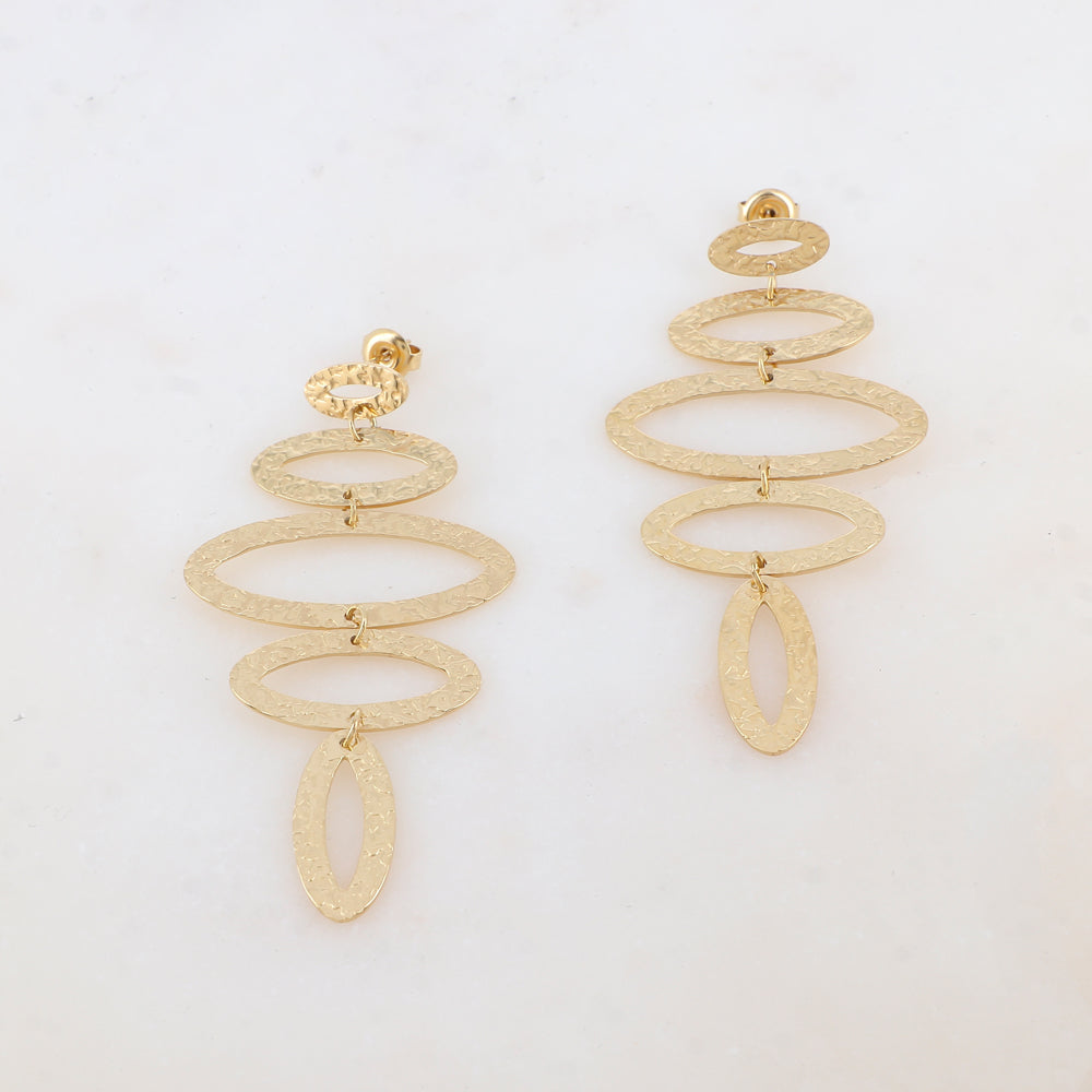 B.O à puce pendantes avec anneaux ovales martelés 3,4 x 6,8 cm.