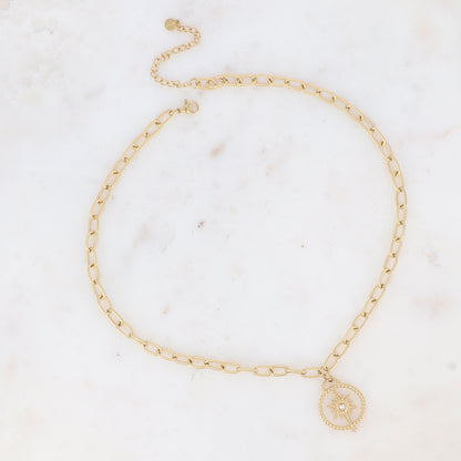 Collier doré avec un pendentif rond orné d'une étoile et d'un strass blanc 40+5 cm