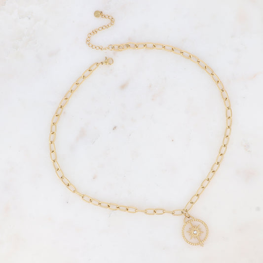 Collier doré avec un pendentif rond orné d'une étoile et d'un strass blanc 40+5 cm