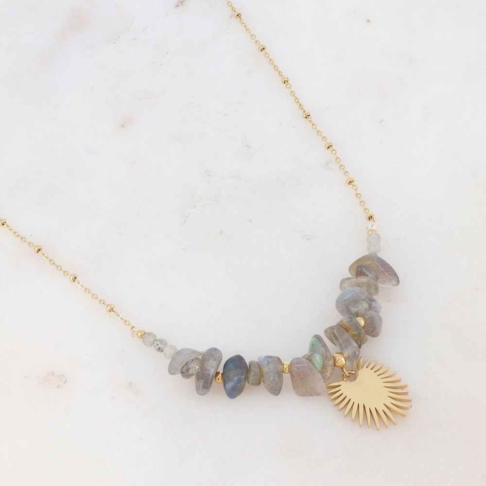Collier doré avec chips de pierre naturelle labradorite et pendentif soleil 40+5 cm