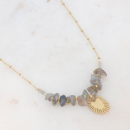 Collier doré avec chips de pierre naturelle labradorite et pendentif soleil 40+5 cm
