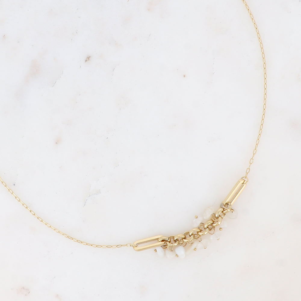 Collier doré en maille avec pierres naturelles blanches 40+5 cm