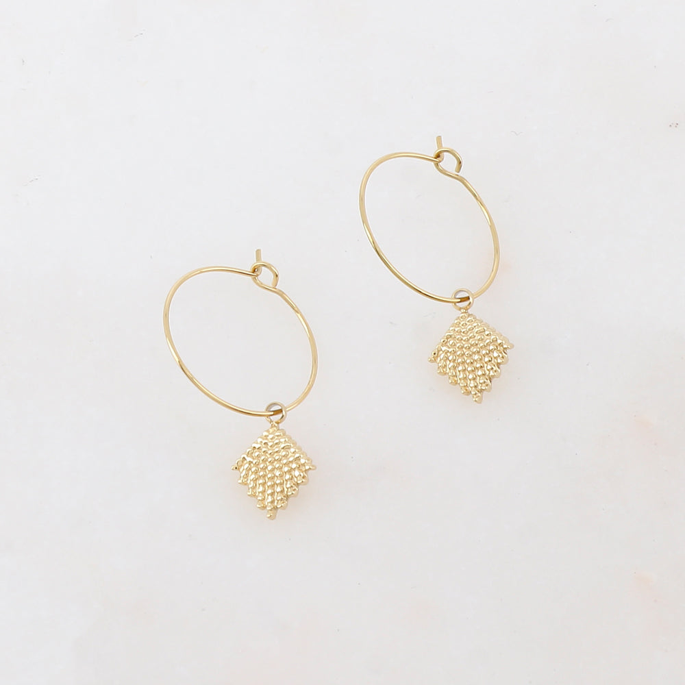 Créoles avec pampille triangle 1,4 x 2,3 cm.