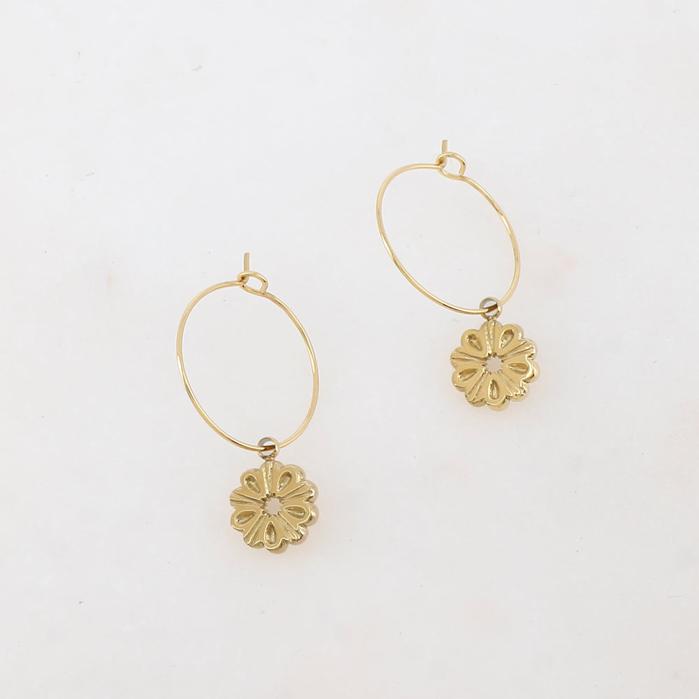 Créoles avec pampille fleur ajourée 1,4 x 2,3 cm.