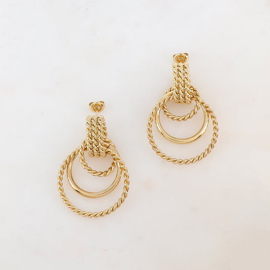 Créoles à puce avec 5 anneaux martelés et 1 anneau lisse 2,9 x 4,4 cm.