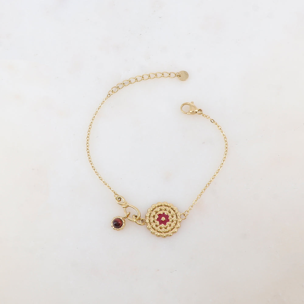 Bracelet avec pièce ronde émaillée avec motif fleur et pampille ornée de pierre naturelle