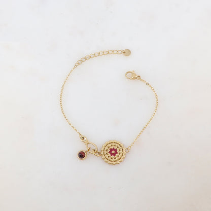 Bracelet avec pièce ronde émaillée avec motif fleur et pampille ornée de pierre naturelle