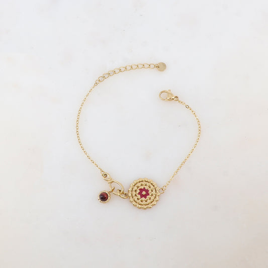 Bracelet avec pièce ronde émaillée avec motif fleur et pampille ornée de pierre naturelle