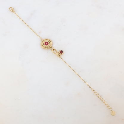 Bracelet avec pièce ronde émaillée avec motif fleur et pampille ornée de pierre naturelle