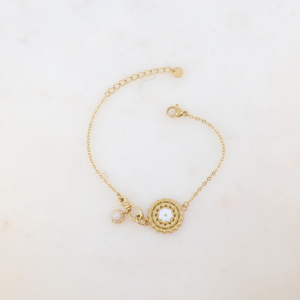 Bracelet avec pièce ronde émaillée avec motif fleur et pampille ornée de pierre naturelle