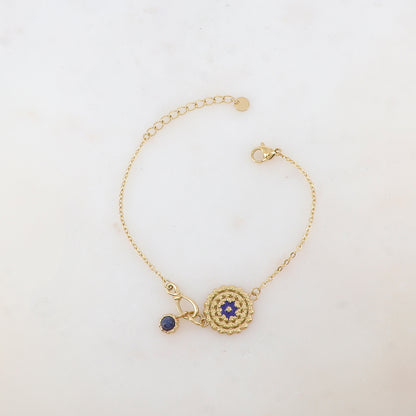 Bracelet avec pièce ronde émaillée avec motif fleur et pampille ornée de pierre naturelle