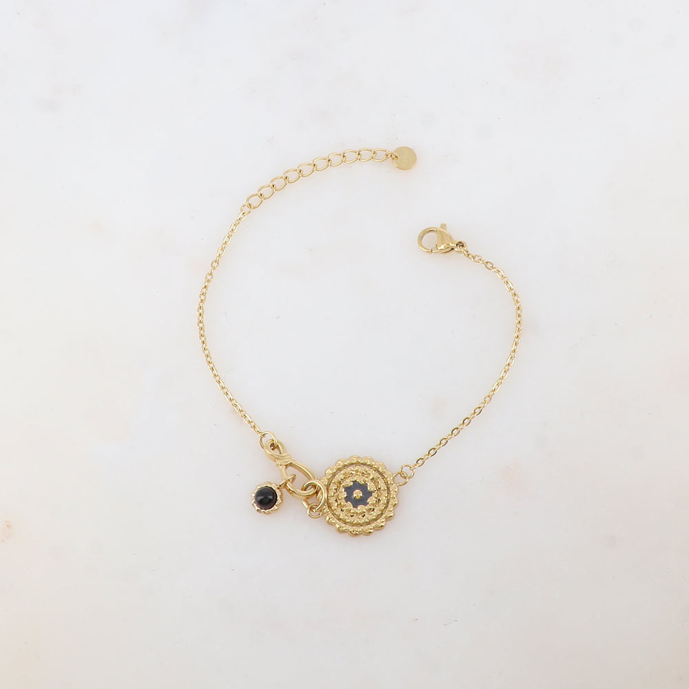 Bracelet avec pièce ronde émaillée avec motif fleur et pampille ornée de pierre naturelle