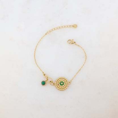 Bracelet avec pièce ronde émaillée avec motif fleur et pampille ornée de pierre naturelle