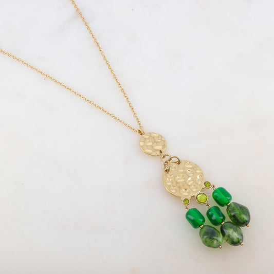 Sautoir avec 2 pièces rondes martelées, strass et perles en résine (60+10CM)