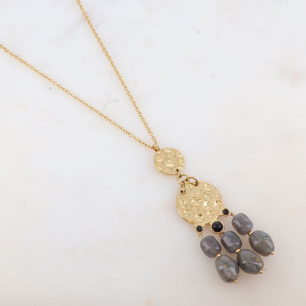 Sautoir avec 2 pièces rondes martelées, strass et perles en résine (60+10CM)