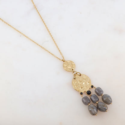 Sautoir avec 2 pièces rondes martelées, strass et perles en résine (60+10CM)