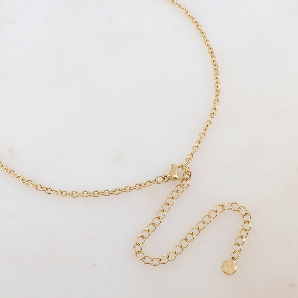 Sautoir avec 2 pièces rondes martelées, strass et perles en résine (60+10CM)