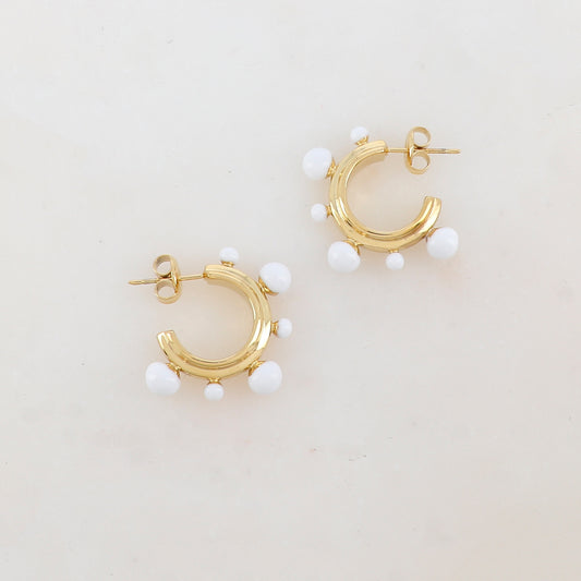 Créoles à puce embellies de boules émaillées 1,8 x 2,6 cm