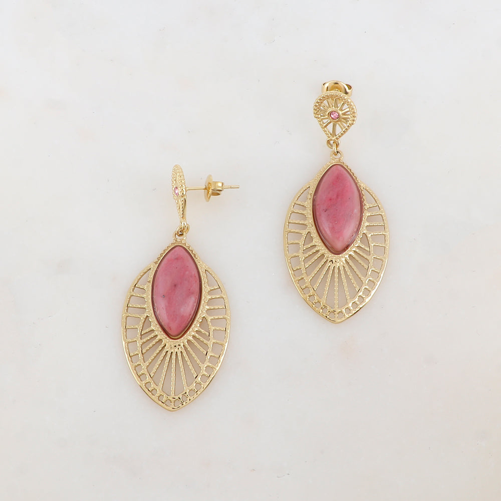 B.O à puce avec pendant ajouré, pierre naturelle et strass 2,3 x 5,3 cm.