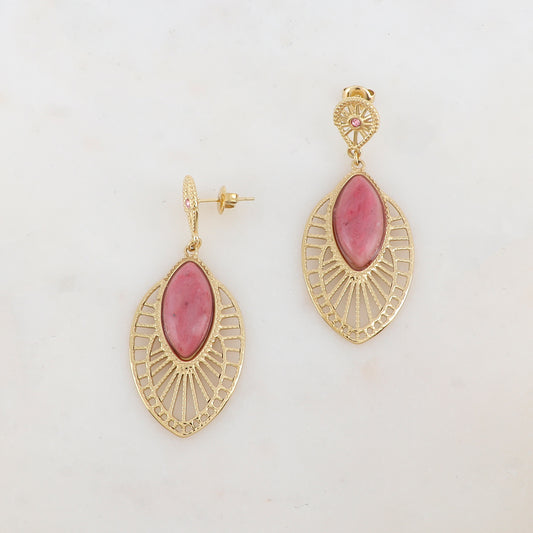B.O à puce avec pendant ajouré, pierre naturelle et strass 2,3 x 5,3 cm.