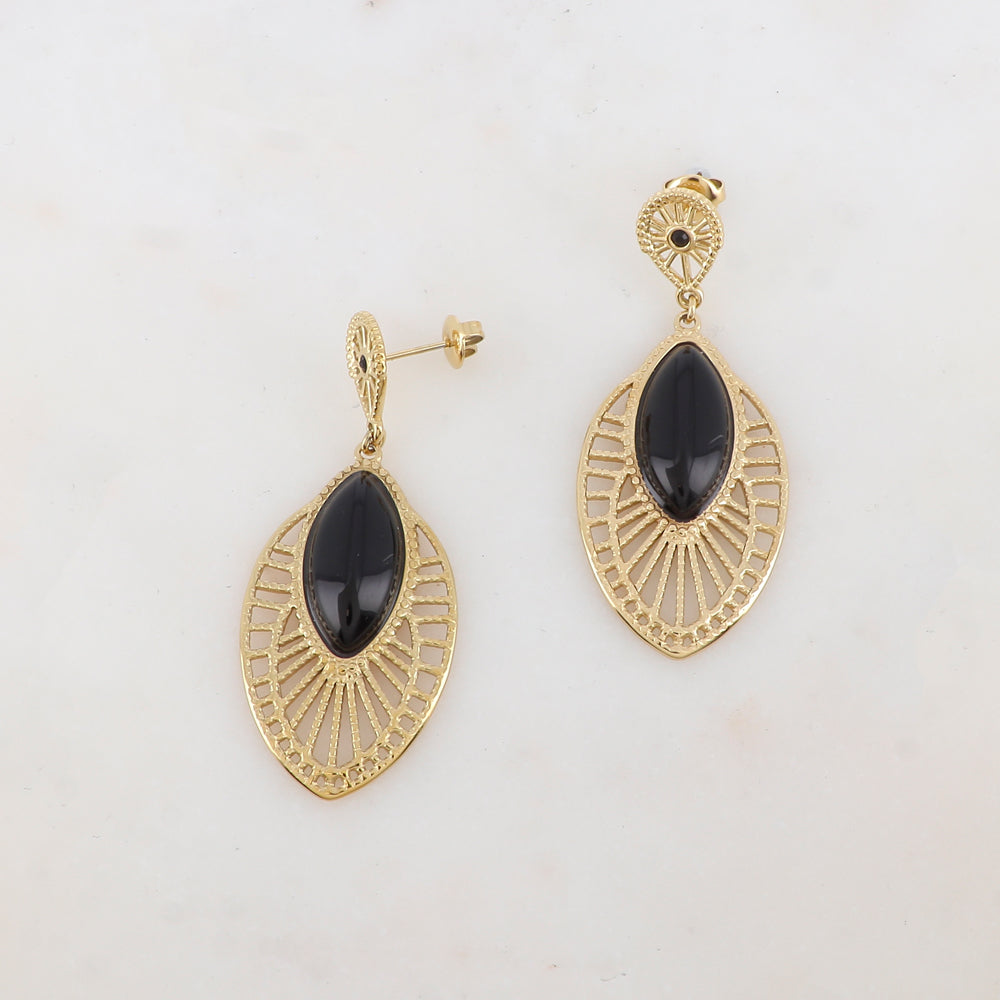 B.O à puce avec pendant ajouré, pierre naturelle et strass 2,3 x 5,3 cm.