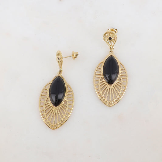 B.O à puce avec pendant ajouré, pierre naturelle et strass 2,3 x 5,3 cm.