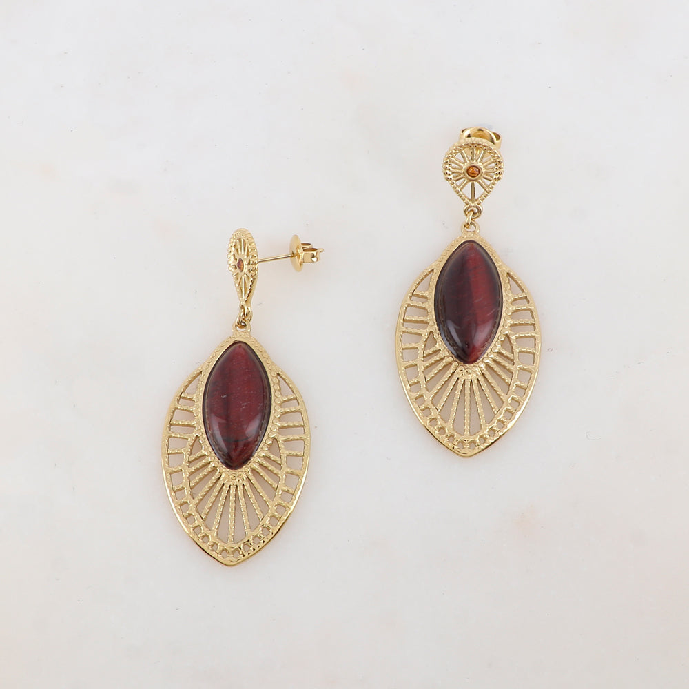 B.O à puce avec pendant ajouré, pierre naturelle et strass 2,3 x 5,3 cm.