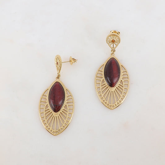 B.O à puce avec pendant ajouré, pierre naturelle et strass 2,3 x 5,3 cm.