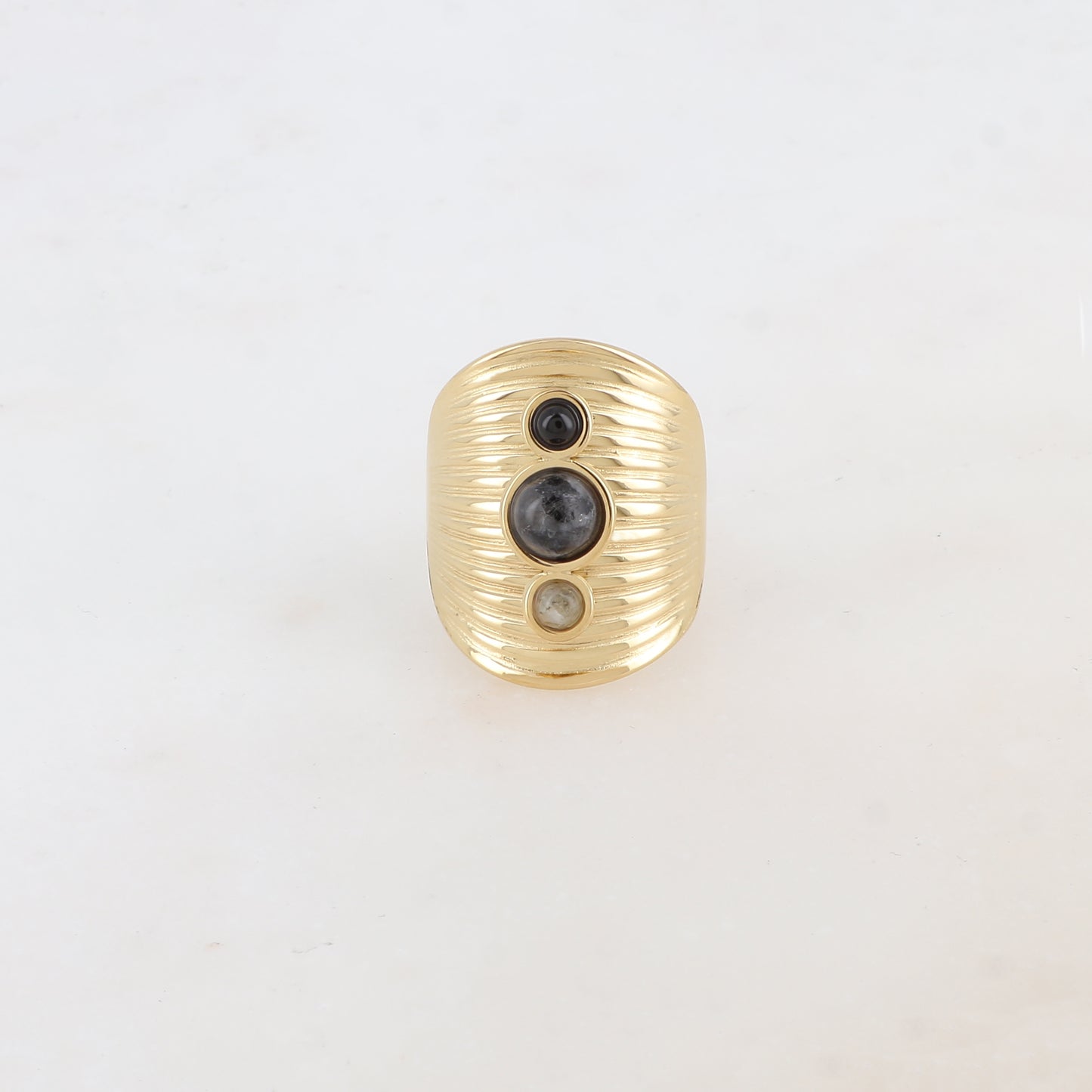 Bague avec rainures et trois pierres naturelles rondes