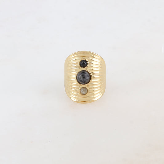 Bague avec rainures et trois pierres naturelles rondes