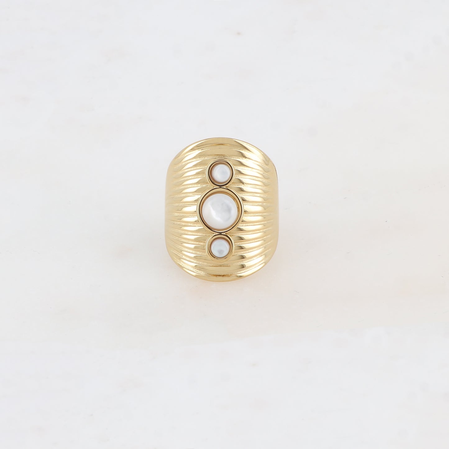 Bague avec rainures et trois nacre rondes